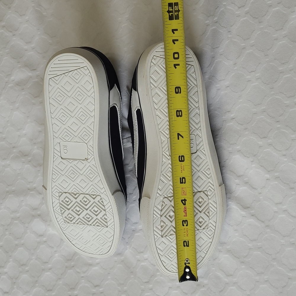 🆕️ Black & White Canvas Sneakers - Picture 6 of 11